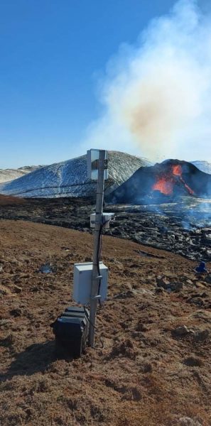 La cámara de video vigilancia supervisa la actividad de un volcán
