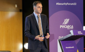 Carlos Seisdedos hablando sobre ciberseguridad, ciberguerra, ciberamenazas y amenazas híbridas en Security Forum 2022