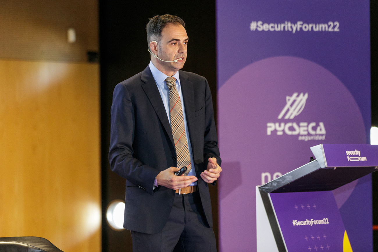 Carlos Seisdedos hablando sobre ciberseguridad, ciberguerra, ciberamenazas y amenazas híbridas en Security Forum 2022
